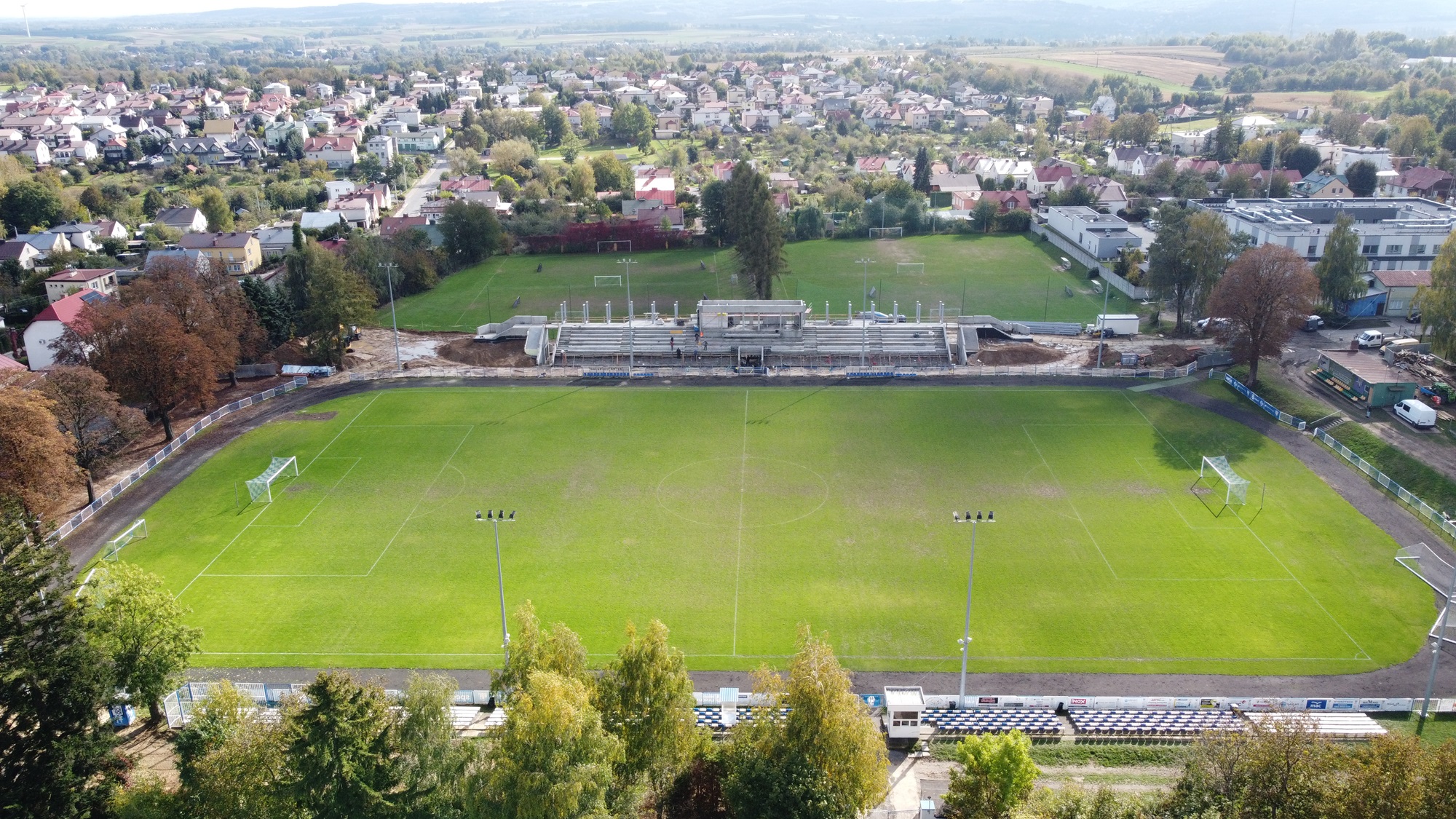 Budowa trybuny na stadionie.